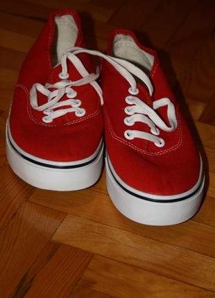 kırmızı spor ayakkabı