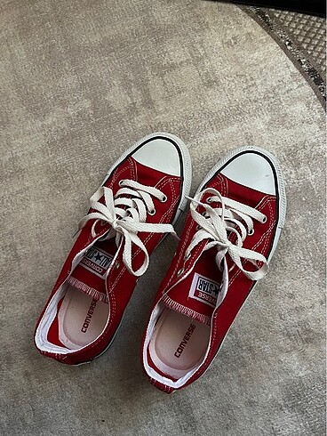 Kırmızı converse