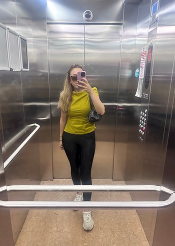 Parlak Sarı Yüksek Yakalı Kolsuz Atlet - Görsel 2