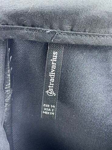 34 Beden siyah Renk Stradivarius Mini Etek %70 İndirimli.
