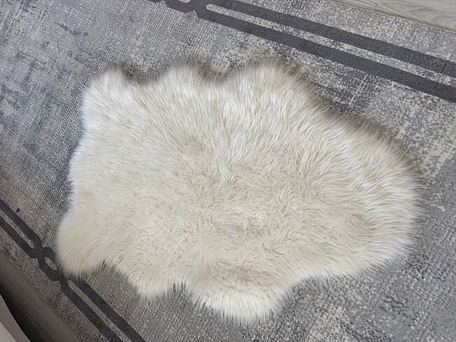 Beyaz peluş halı