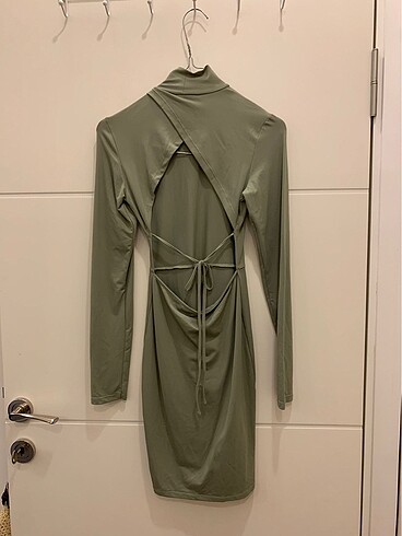 Bershka Sırt Dekolteli Mini Elbise