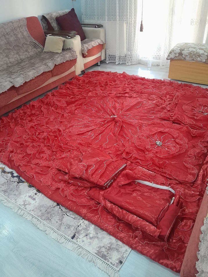 Nakışlı Parlak Kırmızı Yatak Örtüsü - Görsel 3