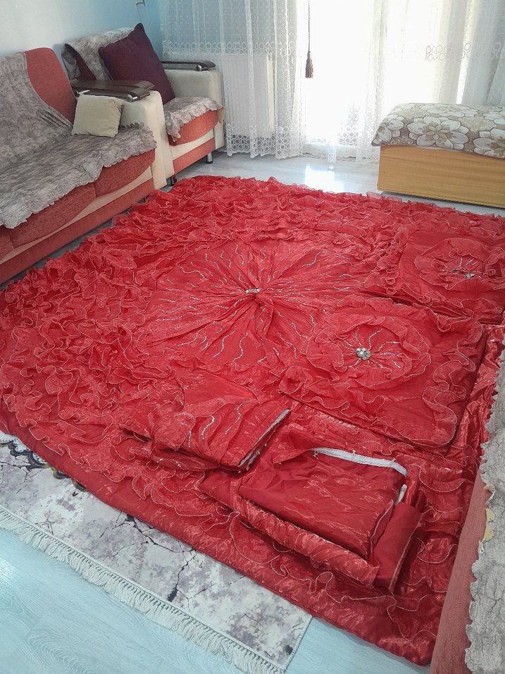 Nakışlı Parlak Kırmızı Yatak Örtüsü - Görsel 2