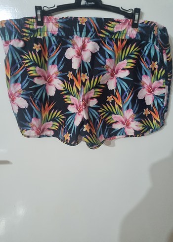 LC Waikiki Çiçek Desenli Mini Deniz Şortu