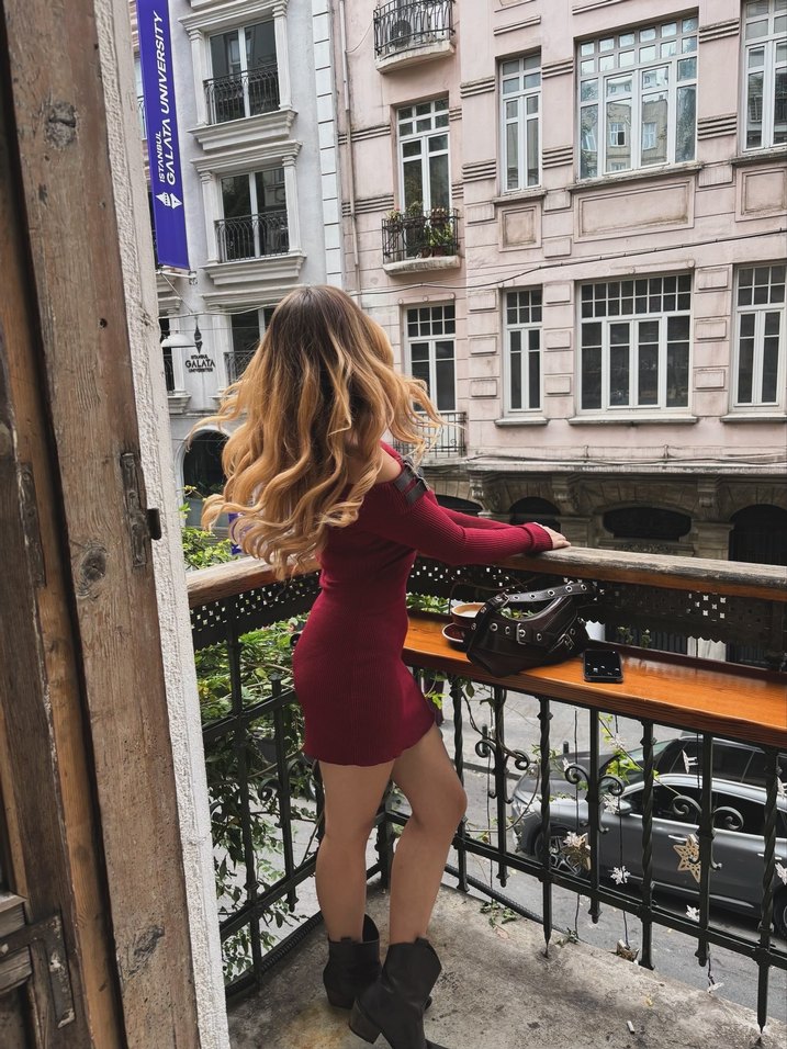 Bordo Triko Omuz Dekolteli Kemerli Elbise - Görsel 3