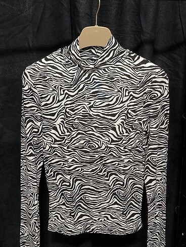 m Beden siyah Renk STRADİVARİUS ORJİNAL ZEBRA DESEN BLUZ