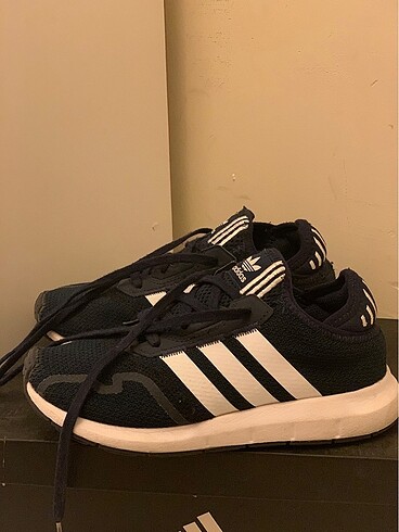 34 Beden lacivert Renk Adidas orjinal erkek çocuk ayakkabısı