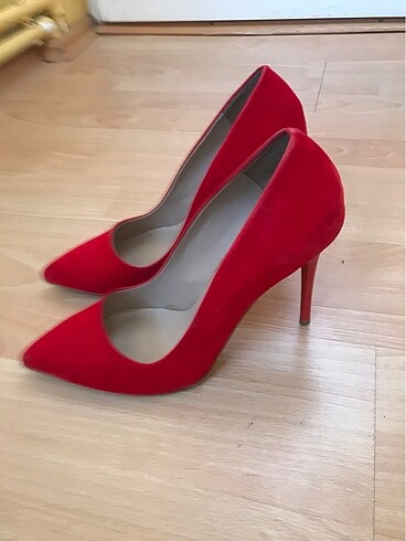 Kırmızı stiletto