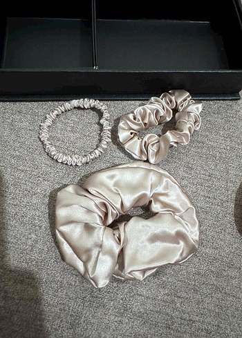 Gri Saten Uyku Maskesi ve Saç Tokası Seti - Görsel 3