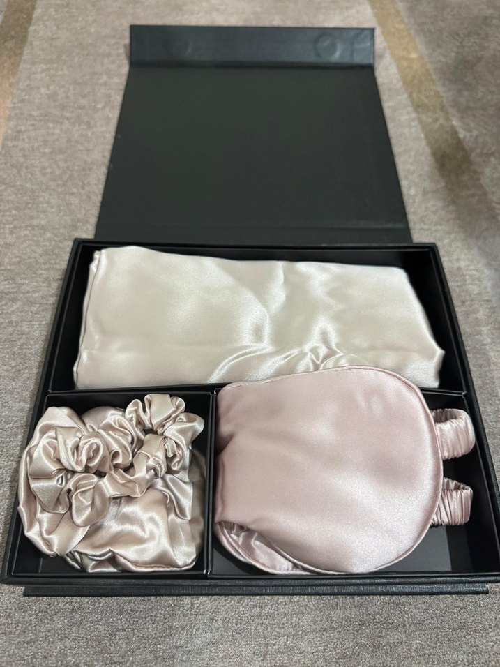 Gri Saten Uyku Maskesi ve Saç Tokası Seti - Görsel 2