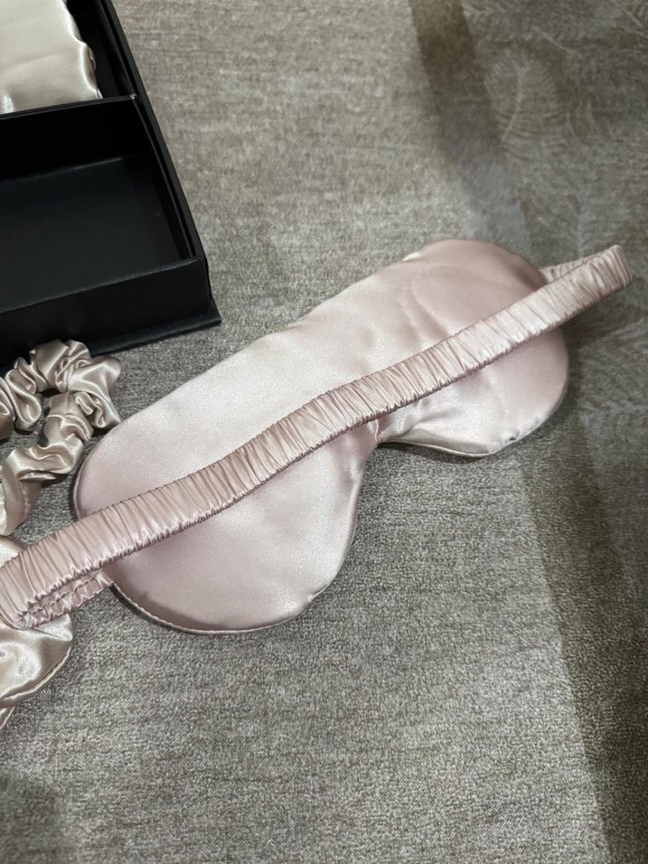 Gri Saten Uyku Maskesi ve Saç Tokası Seti - Görsel 4