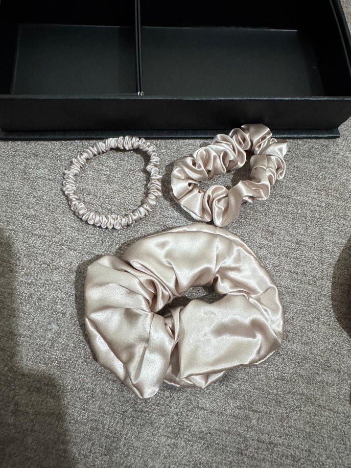 Gri Saten Uyku Maskesi ve Saç Tokası Seti - Görsel 3