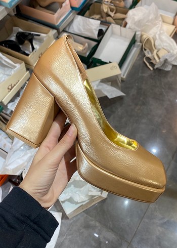 Bej Parlak Yılan Desenli Platform Topuklu Kadın Ayakkabı