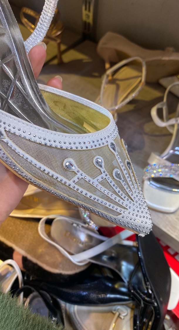 Beyaz İşlemeli Payetli İnce Topuklu Kadın Ayakkabı - Görsel 3