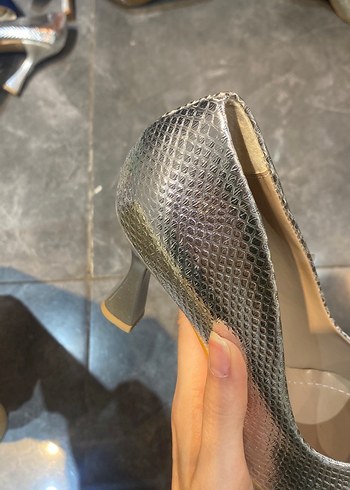 Gri Yılan Desenli Pliseli Stiletto Topuklu Kadın Ayakkabı - Görsel 2