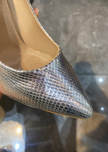 Gri Yılan Desenli Pliseli Stiletto Topuklu Kadın Ayakkabı - Görsel 3
