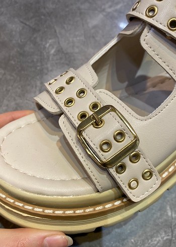 Beyaz Tokalı Platform Topuklu Kadın Sandalet - Görsel 2