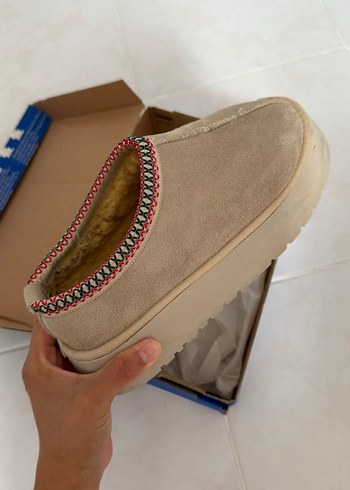 Ugg Nakışlı Bej Süet Dolgu Topuklu Kadın Terlik