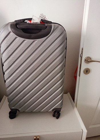 Diğer Gri Cizgili Sert Kapakli Seyahat Cantasi