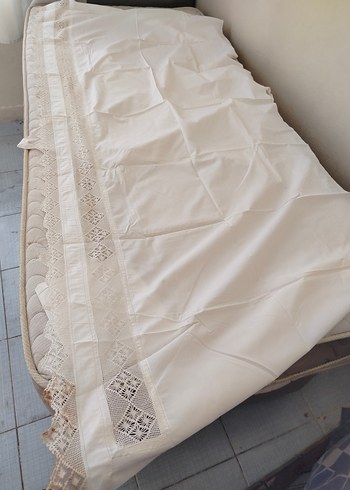 Madame Coco İşlemeli Beyaz üç etek iki yastık bir sandık örtüsü