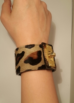 tüylü leopar bileklik