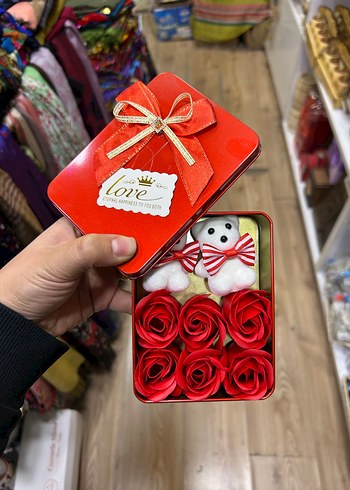 Güllü Kutu içerisinde Çelik Yonca Kolye - Görsel 3