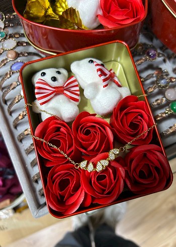 Güllü Kutu içerisinde Çelik Yonca Kolye - Görsel 2