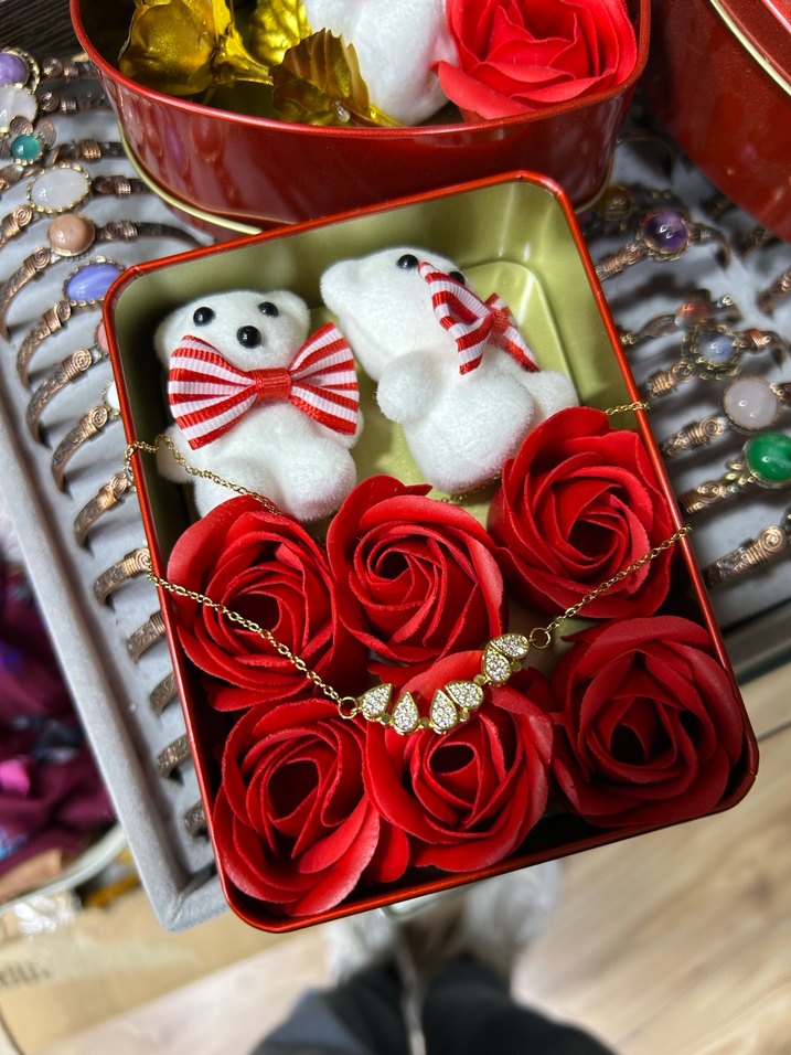 Güllü Kutu içerisinde Çelik Yonca Kolye - Görsel 2