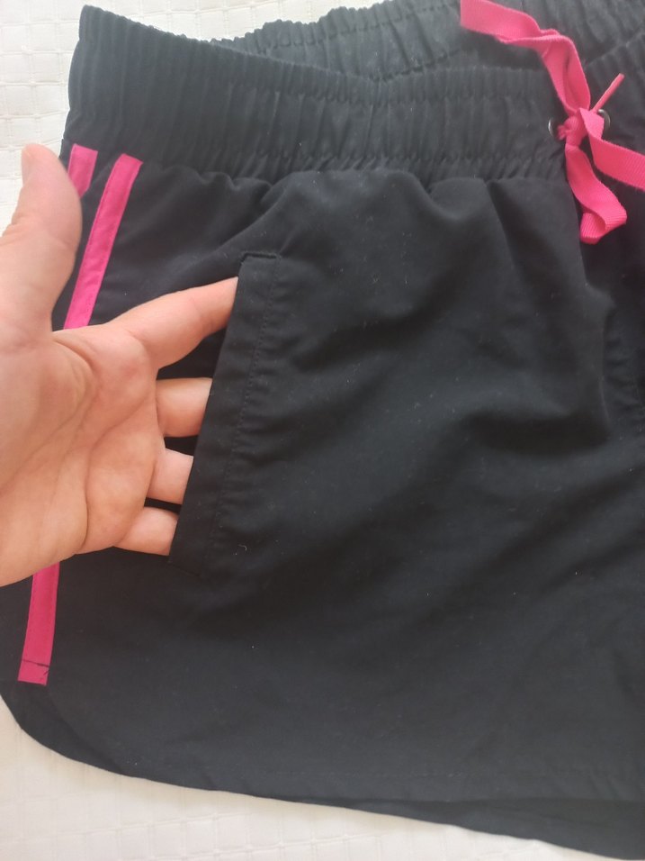 Pembe Detaylı Siyah Deniz Şortu - Görsel 4