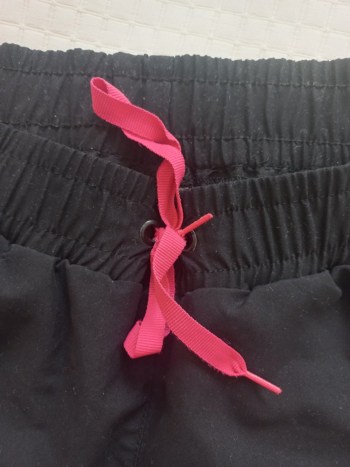 Pembe Detaylı Siyah Deniz Şortu - Görsel 3