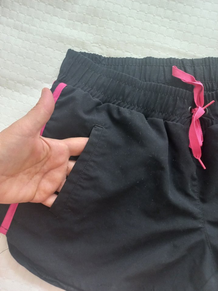 Pembe Detaylı Siyah Deniz Şortu - Görsel 2