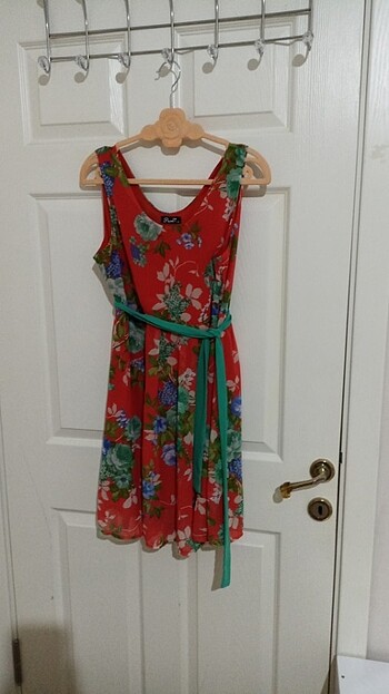 Nar çiçeği renkinde, şifon, kuşaklı elbise - Görsel 4