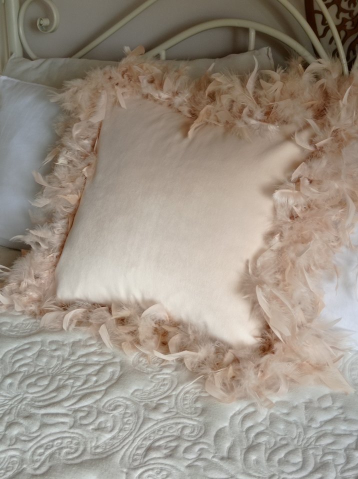 Pudra  bej Zara Tüylü otrisli Dekoratif Yastık - Görsel 2
