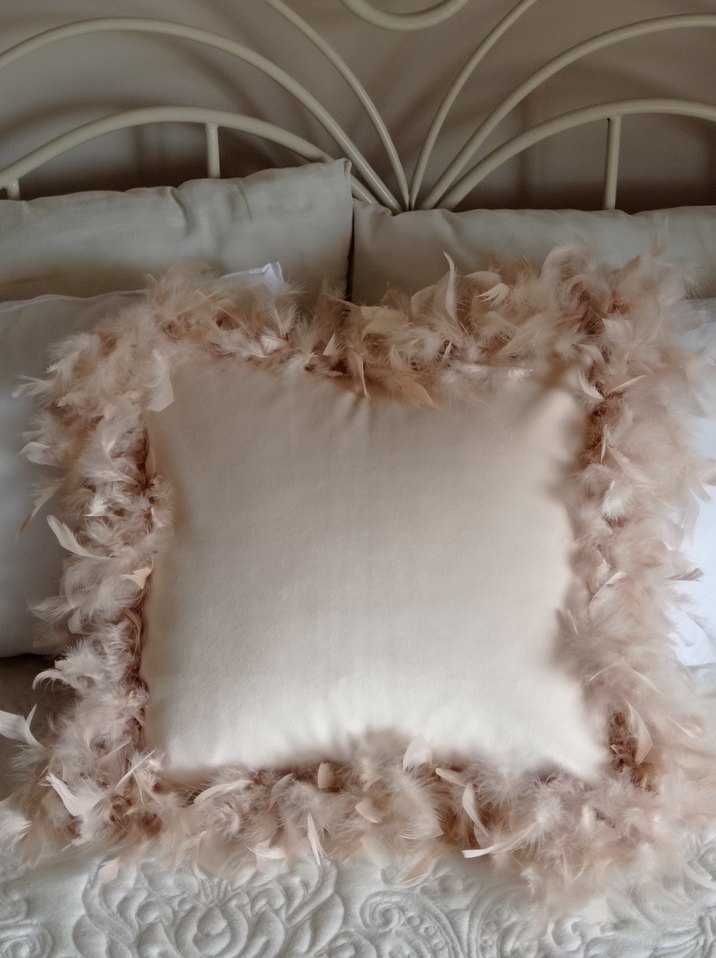 Pudra  bej Zara Tüylü otrisli Dekoratif Yastık - Görsel 3