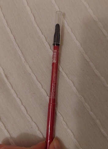  Beden Absolute Newyork Kırmızı Dudak Kalemi Pinup Red rengi. Arkasında