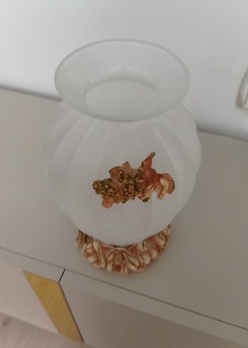 Beyaz Çiçek Detaylı Vazo - Görsel 3