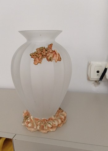 Beyaz Çiçek Detaylı Vazo - Görsel 2