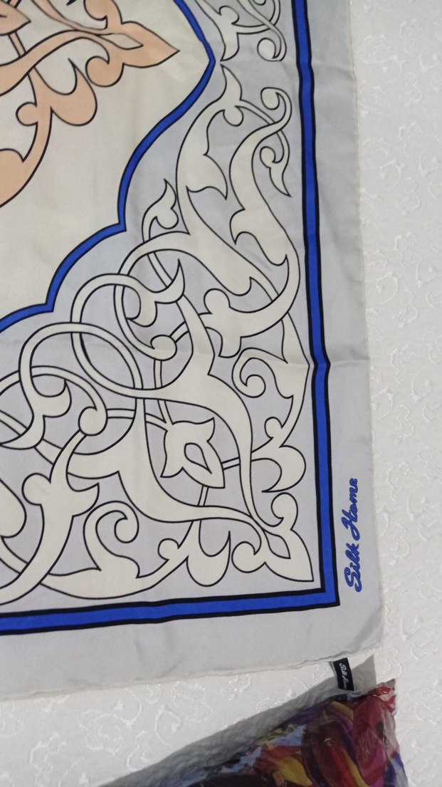 Zincir Detaylı Beyaz Kadın Fular - Görsel 2