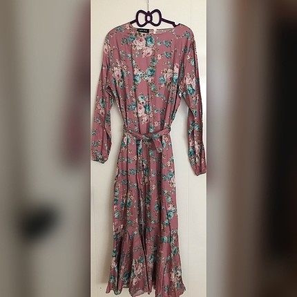 Çiçek detaylı etek uçları volanlı elbise