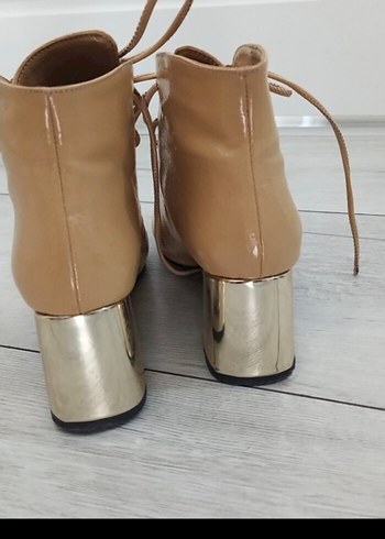 Bej Rugan Bağcıklı Gold Topuklu Kadın Bot - Görsel 3