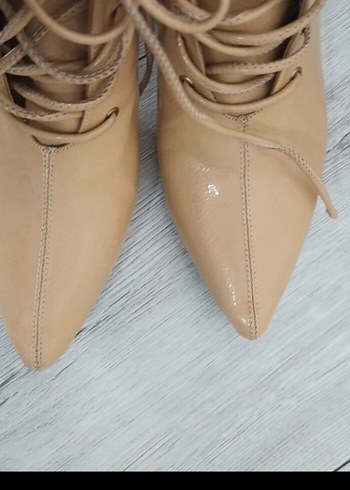 Bej Rugan Bağcıklı Gold Topuklu Kadın Bot - Görsel 2