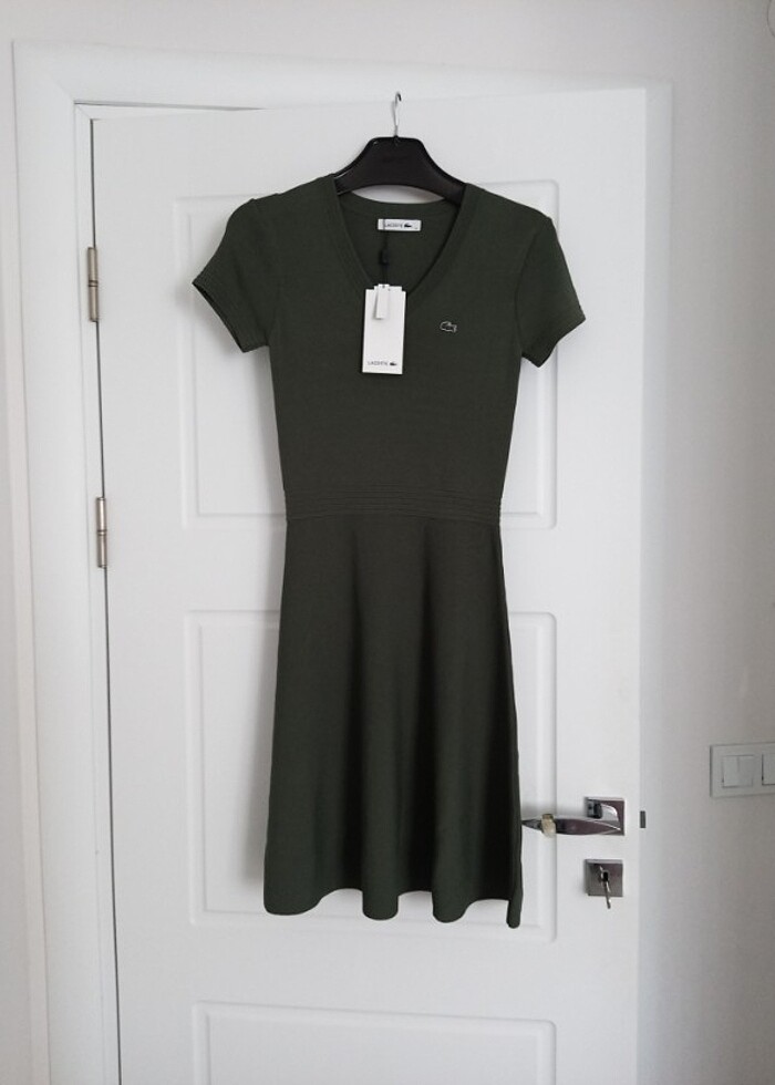 Lacoste v yaka haki elbise - Görsel 3