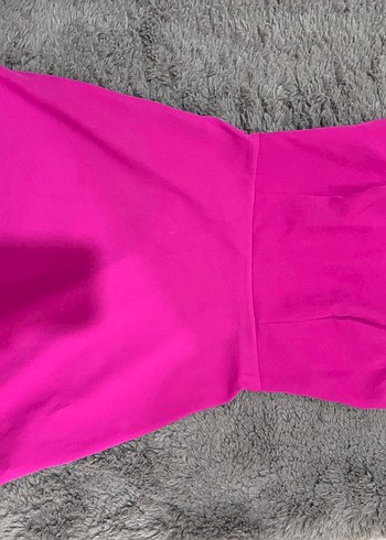 Pembe, kolsuz, straplez kadın elbise