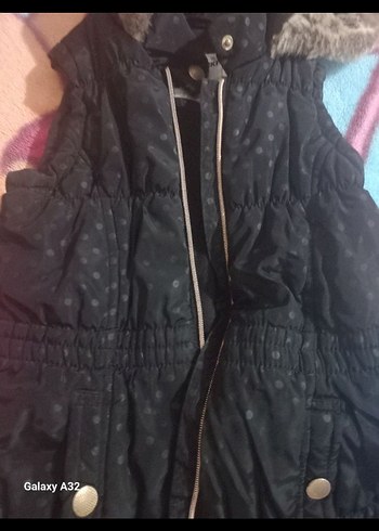 Kız Çocuk Siyah Kapüşonlu Fermuarlı Yelek - Görsel 2