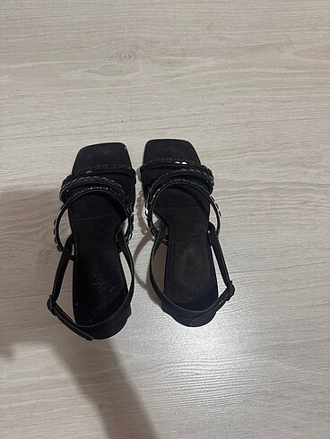 siyah topuklu ayakkabı