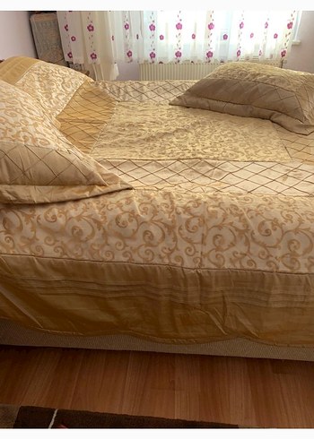 Nakışlı Parlak Altın Yatak Örtüsü - Görsel 2