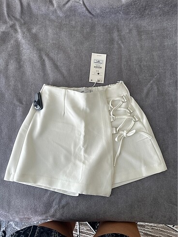 Bershka Beyaz şortlu etek