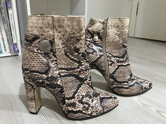 Hiç kullanılmamış leoparlı topuklu bot