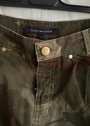 Tommy Hilfger Orijinal Düğmeli Kamuflaj Desenli Midi Etek - Görsel 2